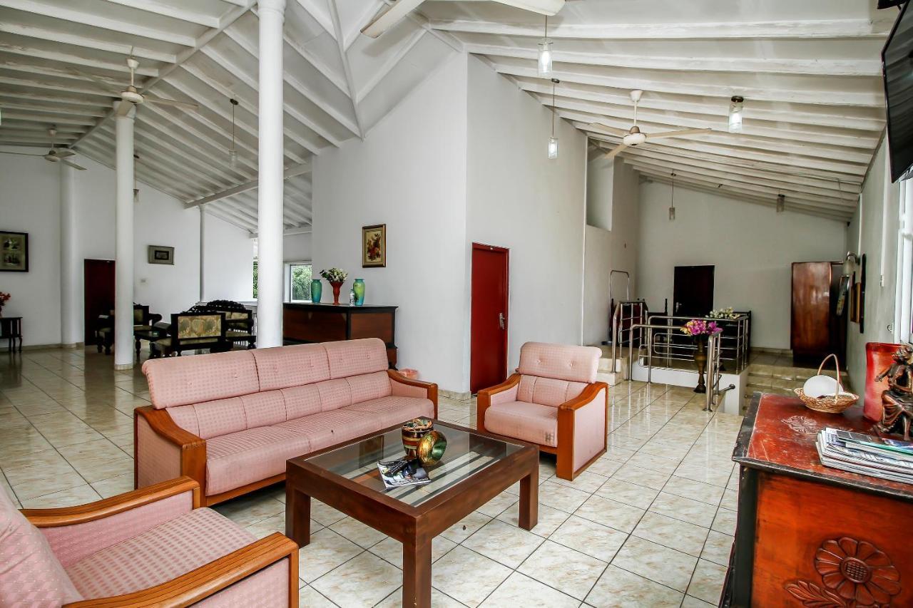 Hotel Empryean Katunayaka Dış mekan fotoğraf